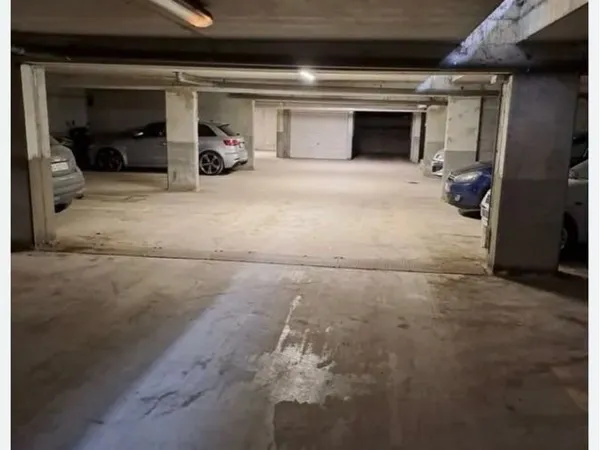 Parking souterrain avec agent de sécurité et caméra