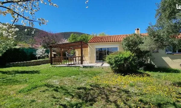 Maison plain pied 102 m² + jardin 1200 m² + piscine + dépendance à Ria-Sirach