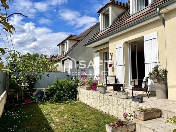 4 chambres / Construction 2000 DPE C / Pièce de vie de près de 50 m2 / garage 62 m2