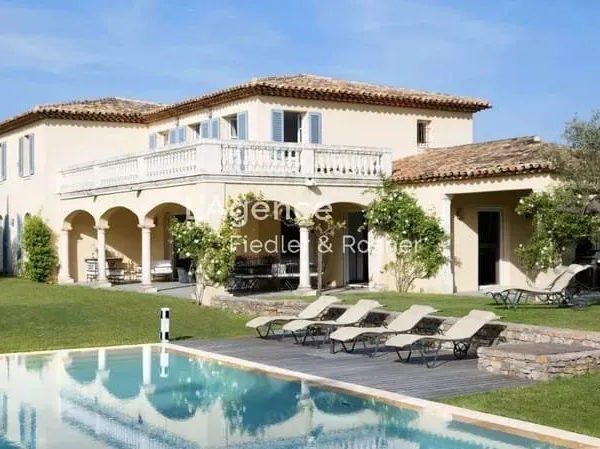 REF 318 : SAINT-TROPEZ - BELLE ISNARDE - LUXUEUSE VILLA SITUEE A 5 MIN DU CENTRE