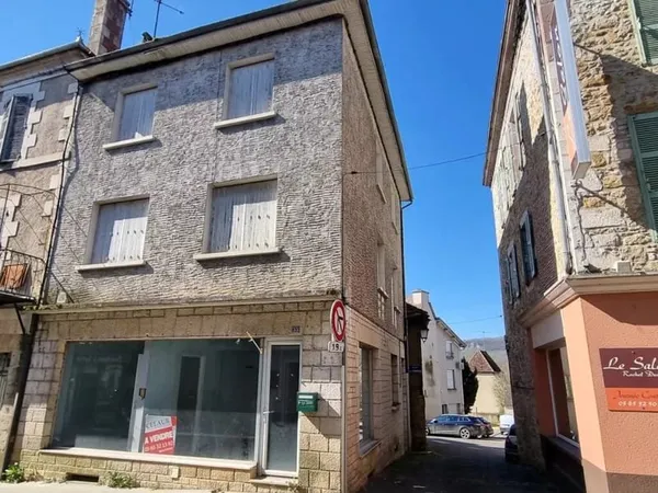 IMMEUBLE AVEC DEVANTURE COMMERCIALE ET LOGEMENT T5 -