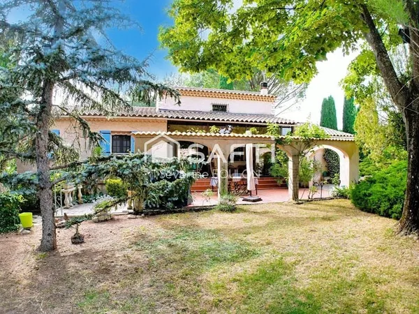 Propriété d'exception avec dépendance au coeur du Luberon
