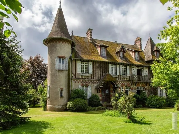 À 70 km au sud-est de Paris, en Seine-et-Marne, un élégant manoir de style anglo-normand et son parc