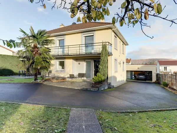 Villa avec piscine et grand terrain de 1300m2