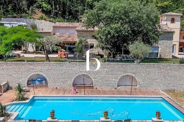 Maison et villa de prestige Vente Barjac 20p 620m² 1665000€