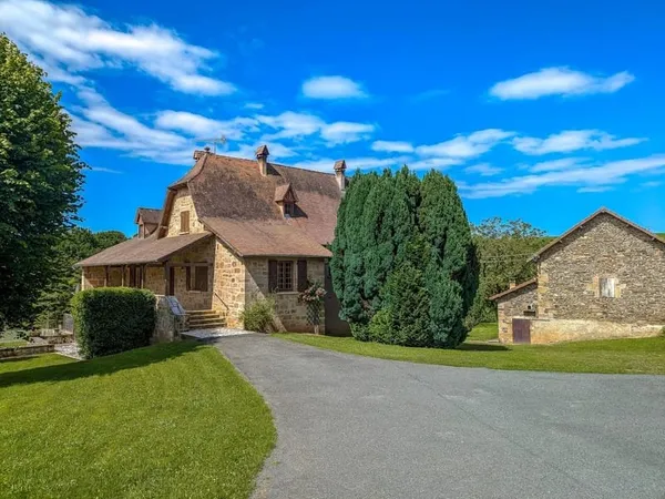 Un joyau rural — ferme, appartement, granges et 1,6 hectare.