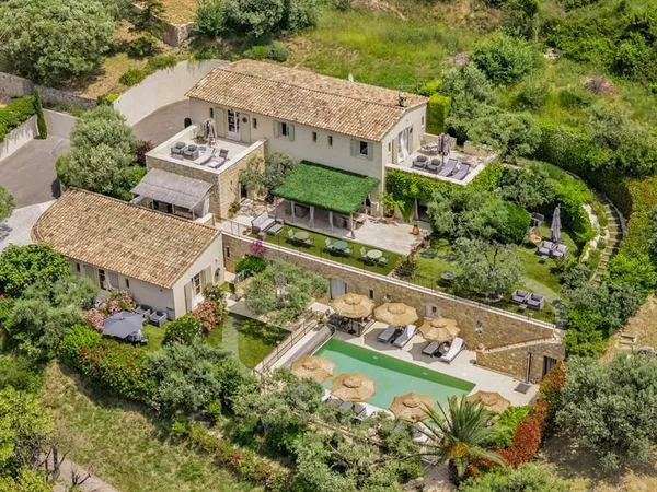Maison 7 pièces 380 m²