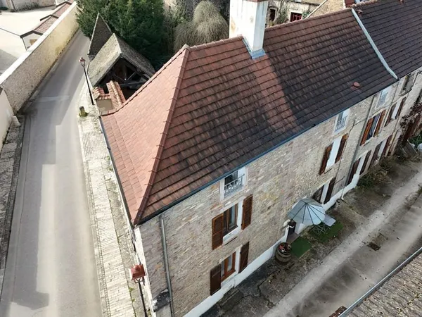 GEVREY CHAMBERTIN. Spacieuse maison ancienne au coeur du vil