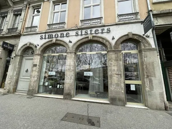 Local commercial 323 m²