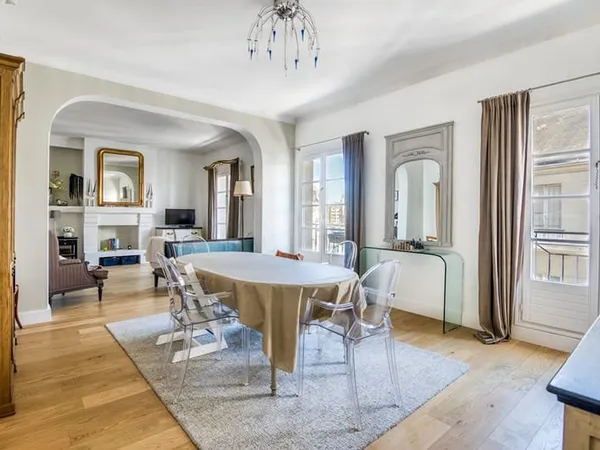 Appartement familial et lumineux dans un bel immeuble de caractère