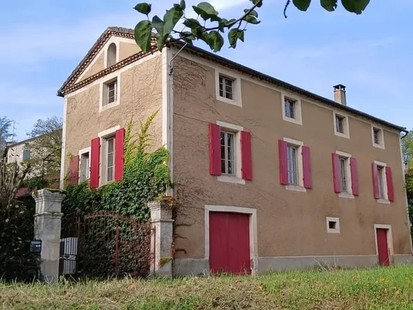 Imposante maison ancienne de caractère restaurée sur sous-sol avec dépendances, sur un terrain arbor