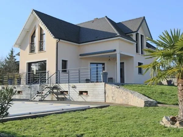 Maison contemporaine sur près de 5 000 m² de terrain avec piscine