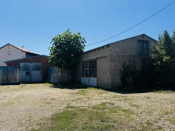 Garages et Terrain en plein centre-bourg
