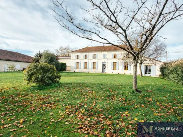 BEL ENSEMBLE AVEC GRAND TERRAIN ET DEUX MAISONS LOCATIVES