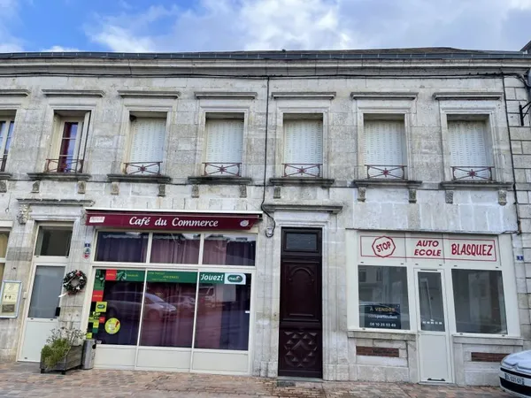 Vend immeuble avec locaux commerciaux et appartements à Lignières.