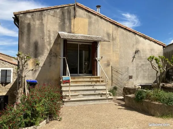 MAISON de village avec COUR et STATIONNEMENT
