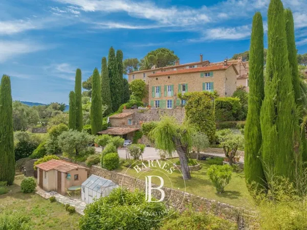 MOUGINS - PIBONSON - BASTIDE EN PIERRES - MAGNIFIQUE VUE COLLINES ET MER