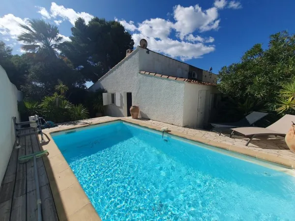 Villa T3 atypique avec piscine et deux places de parking