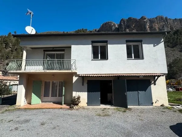 Maison a digne les bains de 130 m² avec studio loué - Terrain 547 m²