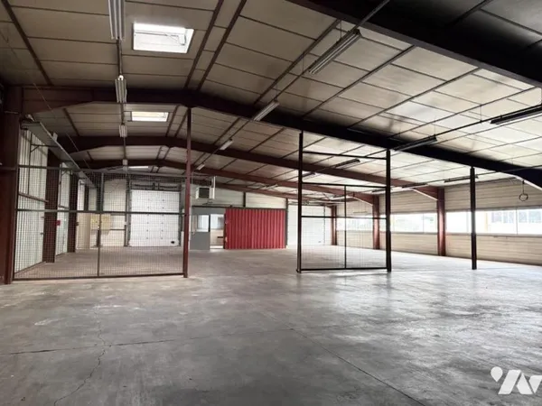 Local d'activités 700 m²