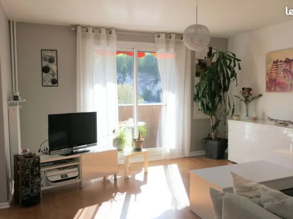 Bel appartement T3 lumineux vue dégagée montagnes