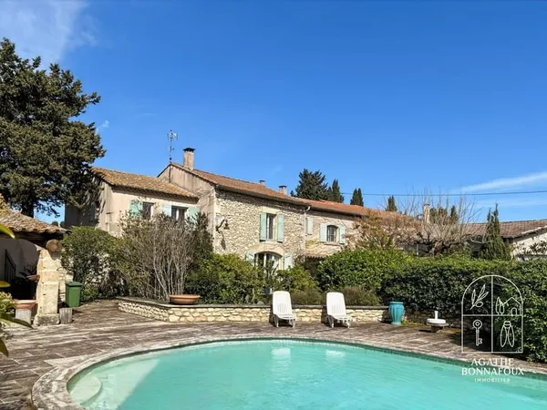Mas 435 m2 en pierre avec piscine au calme sur 5800 m2 de te