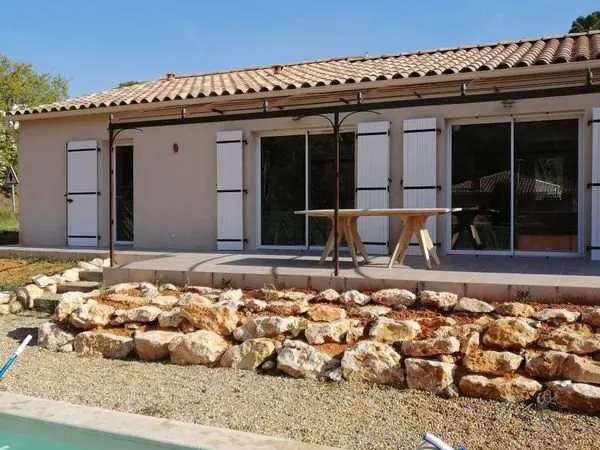 À louer à l'année - Élégante maison meublée avec piscine à ROUSSILLON