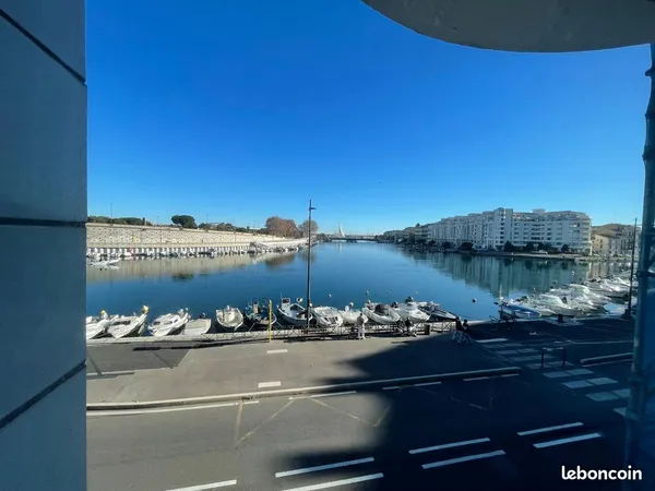 Vue exceptionnelle sur le port - T2 refait à neuf + parking