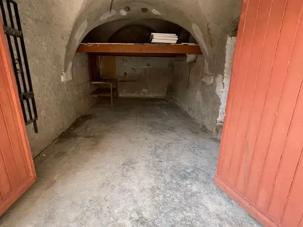 Grand garage avec cave - quartier de saint Julien