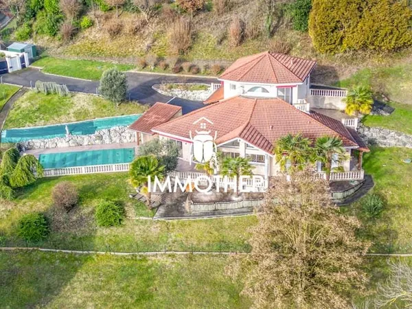 Villa de 214m² avec piscine et vue panoramique