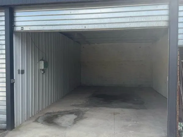 Garage / box de stockage 40 m' (8m x 5m) - sécurisé avec électricité