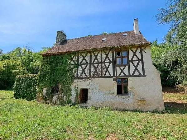 Petit manoir du XVe avec dépendances et jardin