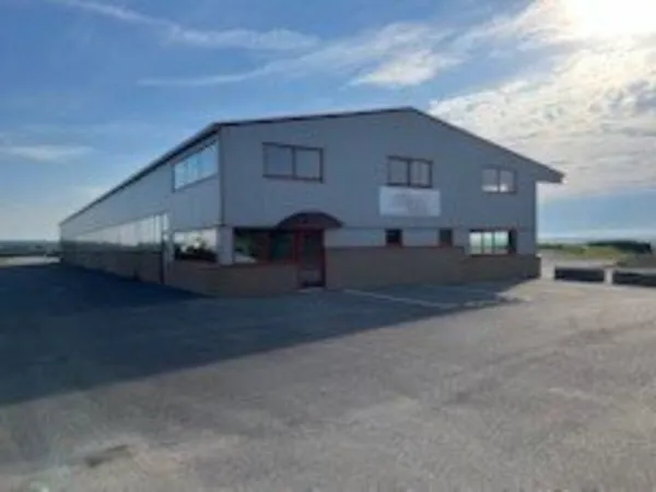 Bâtiment d'activité avec bureaux à Parcey