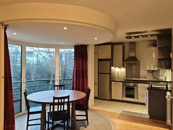 Grand T2 meublé 48m² Parking et Cave inclus. Disponible de suite