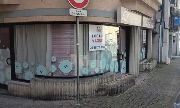 Commerce en RC de 61 m² env. avec vitrines + cave