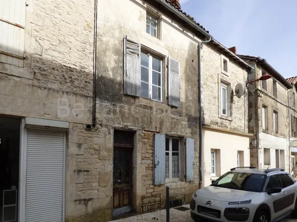 Maison de ville avec jardin à rénover