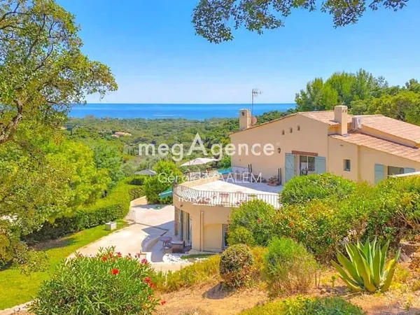 Villa de 250m² Vue mer panoramique à Cavalaire-sur-mer