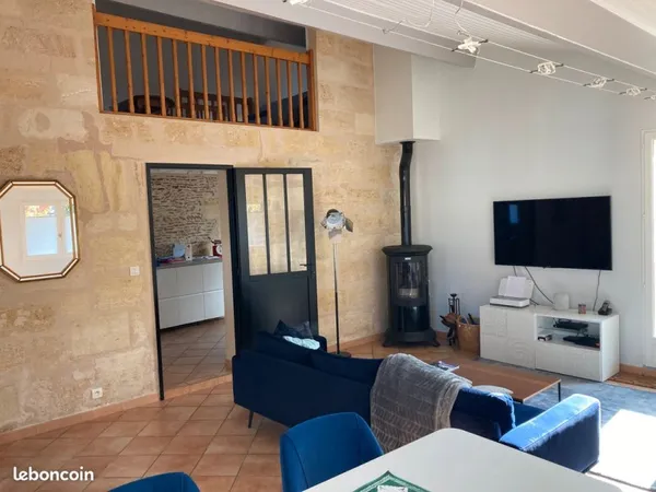 Charmante maison de 150m2 en pierre de taille entièrement rénovée allie charme de l'ancien et matéri