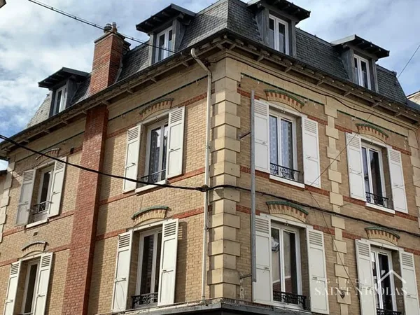MEULAN CENTRE. Dans un bel immeuble ancien de 10 lots, ensem