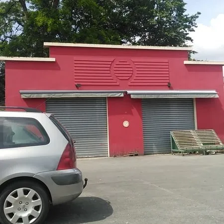 Local commercial avec parking et devanture