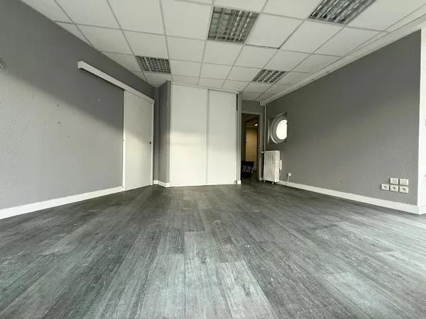 Local commercial 4 pièces 70 m²