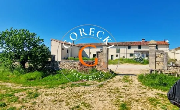 A vendre proche Uzès, ancienne propriété viticole en pierre sur terrain de 23 250m2. Possibilité d'a