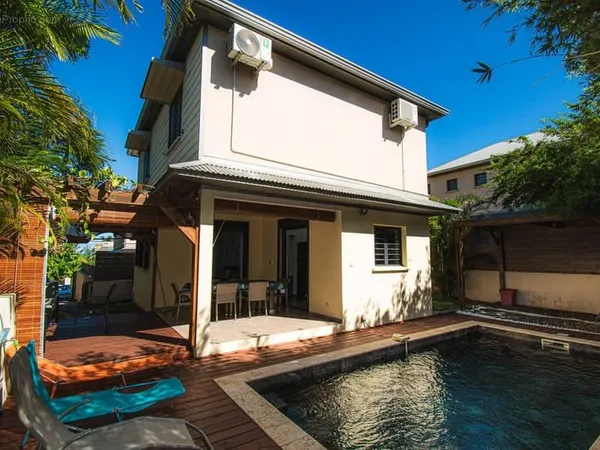 Villa - 75 m2 - 4 pièces - avec Piscine