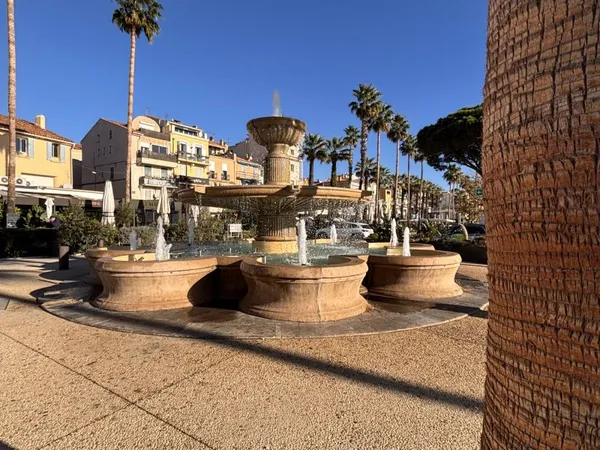AVP IMMO - Appartement T2 dernier étage avec terrasse Bandol