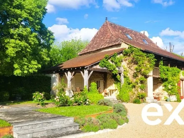Maison de Caractère 105 m2 habitables avec piscine, terrain clo