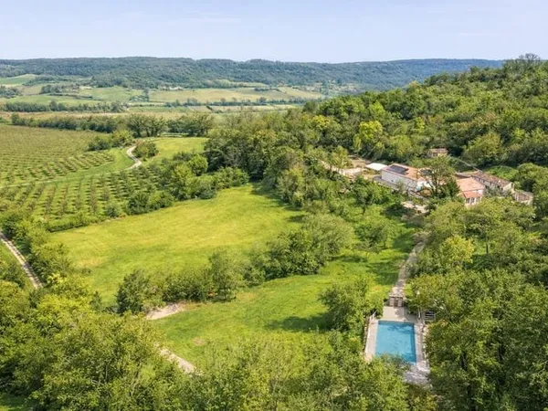 Maison de campagne avec annexes, piscine et camping