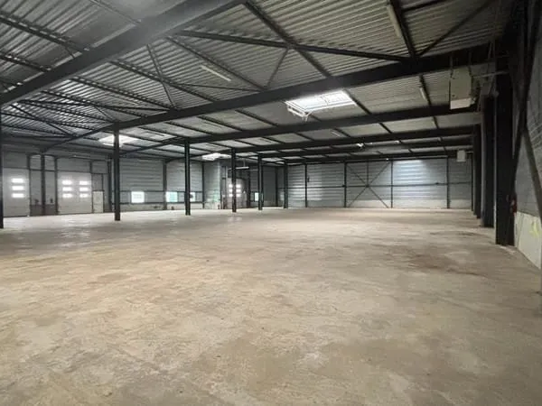 TRAPPES (78) A LOUER ENTREPOT 2361 M²