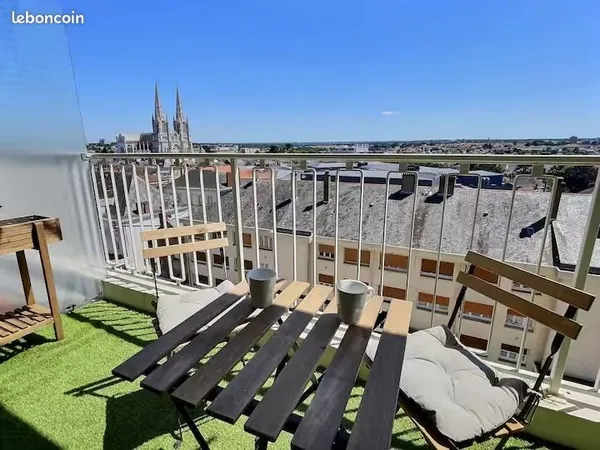 Grand studio meublé 38 m² + balcon + box - Vue exceptionnelle - Cholet centre