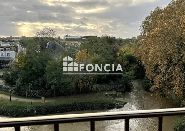 Appartement T4 de 115 m2, 1er et dernier étage, vue rivière, coeur de ville!