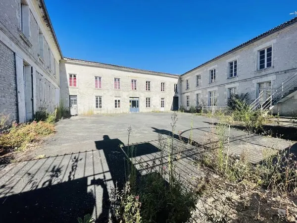 Ensemble immobilier idéalement situé avec un fort potentiel